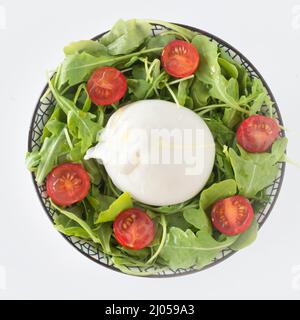 Salade burrata de style italien isolée sur blanc Banque D'Images