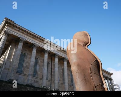 La sculpture Iron:Man d'Antony Gormley. Rétabli pendant les travaux de Victoria Square en préparation aux Jeux du Commonwealth de 2022 à Birmingham. Banque D'Images