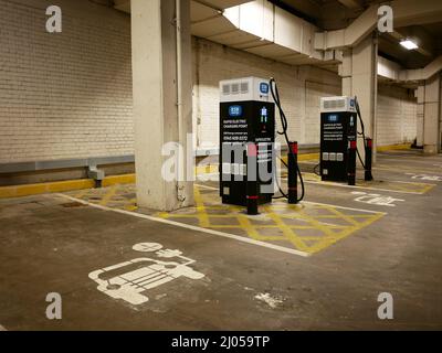 Points de recharge de voiture électrique dans un parking de la ville Banque D'Images