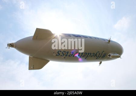 Avion Zeppelin survolant Friedrichshafen près du lac de Constance. Allemagne Banque D'Images