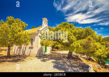 Chapelle sur la côte adriatique près du village de Rogoznica, une destination touristique populaire sur la côte dalmate de la mer Adriatique en Croatie, en Europe. Banque D'Images