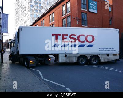 Manœuvre de camion articulé Tesco dans la rue du centre-ville Banque D'Images