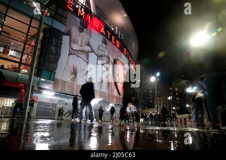 Les fans arrivent avant le match de la Premier League au stade Emirates, Londres. Date de la photo: Mercredi 16 mars 2022. Banque D'Images