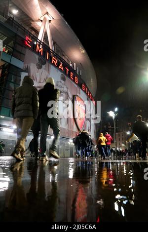 Les fans arrivent avant le match de la Premier League au stade Emirates, Londres. Date de la photo: Mercredi 16 mars 2022. Banque D'Images