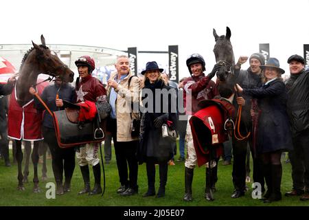 Le propriétaire Michael O'Leary, le jockey Jack Kennedy et l'entraîneur Gordon Elliott célèbrent la victoire de Glenfarclas Chase avec Delta Work, aux côtés de l'entraîneur Tiger Roll, pendant la deuxième journée du Cheltenham Festival à l'hippodrome de Cheltenham. Date de la photo: Mercredi 16 mars 2022. Banque D'Images