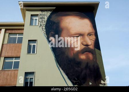 Fuorigrotta, Italie. 16th mars 2022. Murale représentant le visage de l'écrivain et philosophe russe Fedor Dostoevskij, créé par l'artiste Jorit Agoch sur les murs de l'institut technique industriel de Righi à Fuorigrotta. Fuorigrotta, Italie, 16 mars 2022. Crédit: Vincenzo Izzo/Alamy Live News Banque D'Images