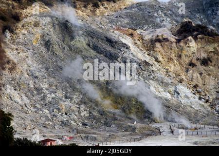 Pozzuoli, Italie. 16th mars 2022. Solfatara di Pozzuoli, est l'un des quarante volcans de Campi Flegrei, dans le sud de l'Italie. Fuorigrotta, Italie, 16 mars 2022. (Photo par Vincenzo Izzo/Sipa USA) crédit: SIPA USA/Alay Live News Banque D'Images