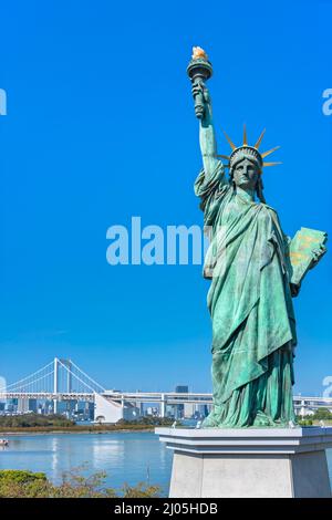 tokyo, japon - octobre 28 2021 : réplique de la Statue de la liberté qui a été offerte par la France au cours de l'année française au Japon en 1998 sur la baie Banque D'Images