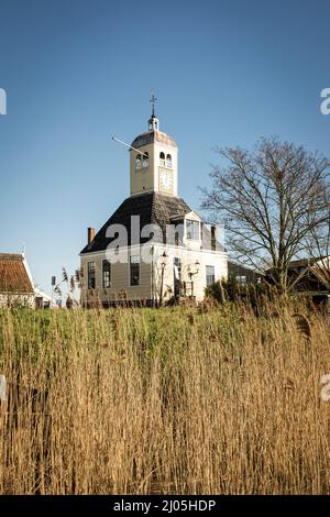 La chapelle du village de Durgerdam, sur la digue, le jour ensoleillé du printemps, à Amsterdam, aux pays-Bas. Banque D'Images