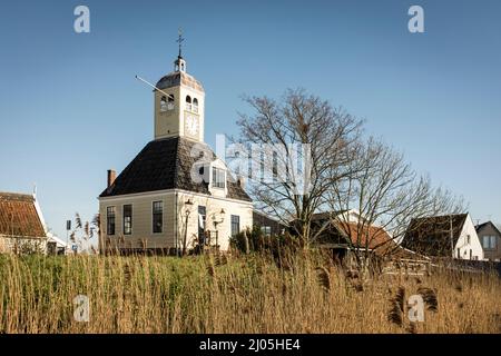 L'éminent Kapel, ou chapelle, dans le village de Durgerdam lors d'une journée ensoleillée de printemps, à Amsterdam, aux pays-Bas. Banque D'Images