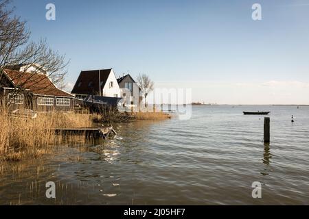 Maisons au bord de l'eau de la Zuiderzee dans le village de Durgerdam lors d'une journée ensoleillée de printemps, à Amsterdam, aux pays-Bas. Banque D'Images