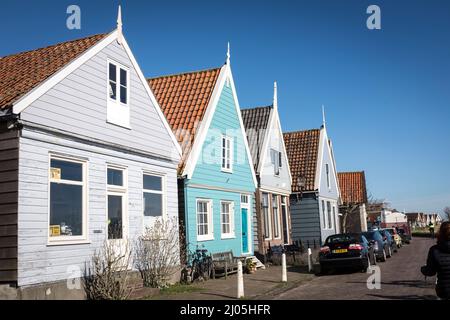 Maisons colorées faisant face au Zuiderzee dans le village de Durgerdam, le jour du printemps, à Amsterdam, aux pays-Bas. Banque D'Images