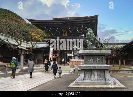 tokyo, japon - décembre 08 2021 : statue en bronze oxydé représentant une créature japonaise appelée komainu debout sur un piédestal avec le mot Hōnō signifiant Banque D'Images