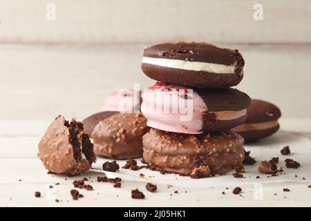 Desserts à la tarte à la whoopie américaine sur des planches de bois blanches Banque D'Images