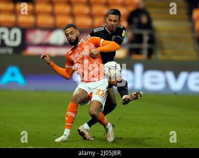 Blackpool, Angleterre, 16th mars 2022. CJ Hamilton de Blackpool défié par Kyron Gordon de Sheffield Utd lors du match de championnat Sky Bet à Bloomfield Road, Blackpool. Crédit photo devrait se lire: Andrew Yates / Sportimage crédit: Sportimage / Alay Live News Banque D'Images