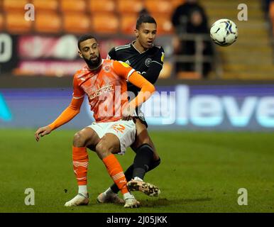 Blackpool, Angleterre, 16th mars 2022. CJ Hamilton de Blackpool défié par Kyron Gordon de Sheffield Utd lors du match de championnat Sky Bet à Bloomfield Road, Blackpool. Crédit photo devrait se lire: Andrew Yates / Sportimage crédit: Sportimage / Alay Live News Banque D'Images