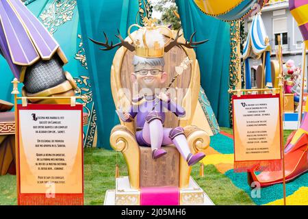 Valence, Espagne. 16th mars 2022. Joaquin «Ximo» Francisco Puig Ferrer (Ximo Puig) président de la Communauté Valencienne, vu à un monument satirique dans une Fla à Valence. La fête de Fallas revient à la normale après deux ans de pandémie sans avoir lieu à sa date initiale en mars. Crédit : SOPA Images Limited/Alamy Live News Banque D'Images