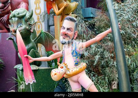 Valence, Espagne. 16th mars 2022. Carlos Galiana Llorens, politicien du parti politique Compromis, vu à un monument satirique dans un Fla à Valence. La fête de Fallas revient à la normale après deux ans de pandémie sans avoir lieu à sa date initiale en mars. Crédit : SOPA Images Limited/Alamy Live News Banque D'Images