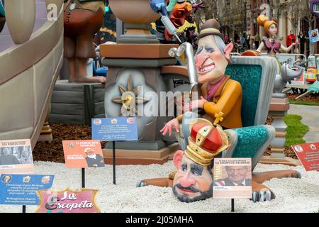 Valence, Espagne. 16th mars 2022. Felipe VI d'Espagne (Bas), roi actuel d'Espagne, et son père Juan Carlos I (Haut) d'Espagne, ancien roi d'Espagne, vu à un monument satirique dans une Fla à Valence. La fête de Fallas revient à la normale après deux ans de pandémie sans avoir lieu à sa date initiale en mars. Crédit : SOPA Images Limited/Alamy Live News Banque D'Images