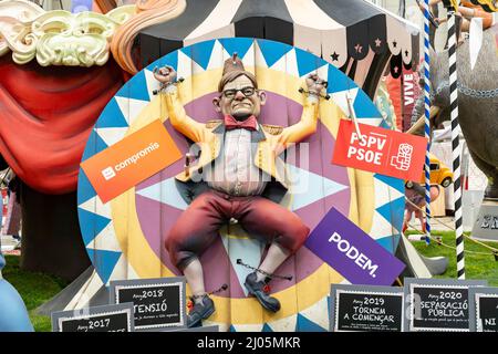 Valence, Espagne. 16th mars 2022. Joaquin «Ximo» Francisco Puig Ferrer (Ximo Puig) président de la Communauté Valencienne, vu à un monument satirique dans une Fla à Valence. La fête de Fallas revient à la normale après deux ans de pandémie sans avoir lieu à sa date initiale en mars. Crédit : SOPA Images Limited/Alamy Live News Banque D'Images