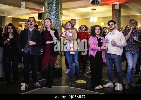 AMSTERDAM - Partijleden van PvdA volgen de uitslagen van de gemeenteraadsverkiezingen in de Kompaszaal. ANP RAMON VAN FLYMEN Banque D'Images