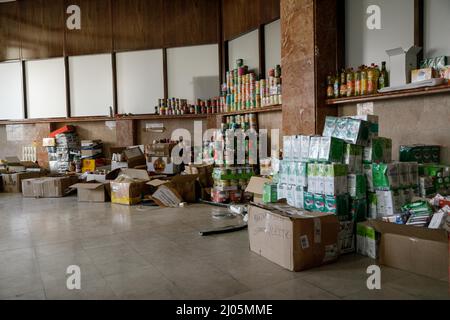 Des milliers de boîtes d'aliments non périssables donnés et d'autres articles de la maison --même des aliments pour animaux de compagnie -- sont stockées dans l'un des nombreux grands immeubles de bureaux à Odessa. Le stockage de nourriture et d'autres fournitures nécessaires, tant pour les civils que pour les combattants, a presque complètement remplacé la vie professionnelle quotidienne à Odessa, en Ukraine, le 15 mars 2022. (Photo de John Rudoff/Sipa USA) crédit: SIPA USA/Alay Live News Banque D'Images