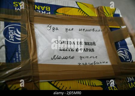 Des milliers de boîtes d'aliments non périssables donnés et d'autres articles de la maison --même des aliments pour animaux de compagnie -- sont stockées dans l'un des nombreux grands immeubles de bureaux à Odessa. Le stockage de nourriture et d'autres fournitures nécessaires, tant pour les civils que pour les combattants, a presque complètement remplacé la vie professionnelle quotidienne à Odessa, en Ukraine, le 15 mars 2022. (Photo de John Rudoff/Sipa USA) crédit: SIPA USA/Alay Live News Banque D'Images