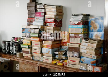 Des milliers de boîtes d'aliments non périssables donnés et d'autres articles de la maison --même des aliments pour animaux de compagnie -- sont stockées dans l'un des nombreux grands immeubles de bureaux à Odessa. Le stockage de nourriture et d'autres fournitures nécessaires, tant pour les civils que pour les combattants, a presque complètement remplacé la vie professionnelle quotidienne à Odessa, en Ukraine, le 15 mars 2022. (Photo de John Rudoff/Sipa USA) crédit: SIPA USA/Alay Live News Banque D'Images