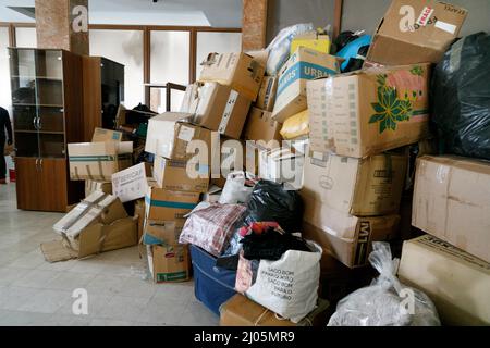 Des milliers de boîtes d'aliments non périssables donnés et d'autres articles de la maison --même des aliments pour animaux de compagnie -- sont stockées dans l'un des nombreux grands immeubles de bureaux à Odessa. Le stockage de nourriture et d'autres fournitures nécessaires, tant pour les civils que pour les combattants, a presque complètement remplacé la vie professionnelle quotidienne à Odessa, en Ukraine, le 15 mars 2022. (Photo de John Rudoff/Sipa USA) crédit: SIPA USA/Alay Live News Banque D'Images