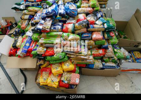 Des milliers de boîtes d'aliments non périssables donnés et d'autres articles de la maison --même des aliments pour animaux de compagnie -- sont stockées dans l'un des nombreux grands immeubles de bureaux à Odessa. Le stockage de nourriture et d'autres fournitures nécessaires, tant pour les civils que pour les combattants, a presque complètement remplacé la vie professionnelle quotidienne à Odessa, en Ukraine, le 15 mars 2022. (Photo de John Rudoff/Sipa USA) crédit: SIPA USA/Alay Live News Banque D'Images