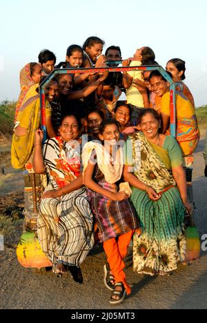 Amjarelli Gujarelli en Inde sept. 20 2009 personnes rurales les voyageurs prennent un pousse-pousse à moto Chakdas local le transport local est bon marché mais est souvent surpeuplé. Banque D'Images