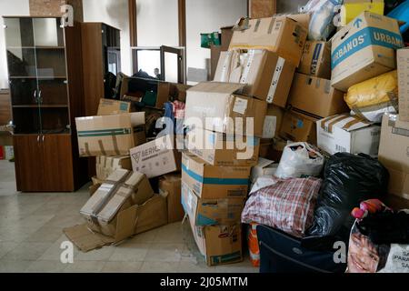 Des milliers de boîtes d'aliments non périssables donnés et d'autres articles de la maison --même des aliments pour animaux de compagnie -- sont stockées dans l'un des nombreux grands immeubles de bureaux à Odessa. Le stockage de nourriture et d'autres fournitures nécessaires, tant pour les civils que pour les combattants, a presque complètement remplacé la vie professionnelle quotidienne à Odessa, en Ukraine, le 15 mars 2022. (Photo de John Rudoff/Sipa USA) crédit: SIPA USA/Alay Live News Banque D'Images