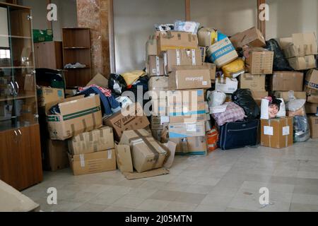 Des milliers de boîtes d'aliments non périssables donnés et d'autres articles de la maison --même des aliments pour animaux de compagnie -- sont stockées dans l'un des nombreux grands immeubles de bureaux à Odessa. Le stockage de nourriture et d'autres fournitures nécessaires, tant pour les civils que pour les combattants, a presque complètement remplacé la vie professionnelle quotidienne à Odessa, en Ukraine, le 15 mars 2022. (Photo de John Rudoff/Sipa USA) crédit: SIPA USA/Alay Live News Banque D'Images