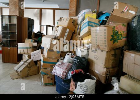 Des milliers de boîtes d'aliments non périssables donnés et d'autres articles de la maison --même des aliments pour animaux de compagnie -- sont stockées dans l'un des nombreux grands immeubles de bureaux à Odessa. Le stockage de nourriture et d'autres fournitures nécessaires, tant pour les civils que pour les combattants, a presque complètement remplacé la vie professionnelle quotidienne à Odessa, en Ukraine, le 15 mars 2022. (Photo de John Rudoff/Sipa USA) crédit: SIPA USA/Alay Live News Banque D'Images