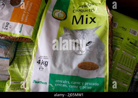 Des milliers de boîtes d'aliments non périssables donnés et d'autres articles de la maison --même des aliments pour animaux de compagnie -- sont stockées dans l'un des nombreux grands immeubles de bureaux à Odessa. Le stockage de nourriture et d'autres fournitures nécessaires, tant pour les civils que pour les combattants, a presque complètement remplacé la vie professionnelle quotidienne à Odessa, en Ukraine, le 15 mars 2022. (Photo de John Rudoff/Sipa USA) crédit: SIPA USA/Alay Live News Banque D'Images