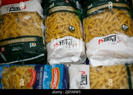 Des milliers de boîtes d'aliments non périssables donnés et d'autres articles de la maison --même des aliments pour animaux de compagnie -- sont stockées dans l'un des nombreux grands immeubles de bureaux à Odessa. Le stockage de nourriture et d'autres fournitures nécessaires, tant pour les civils que pour les combattants, a presque complètement remplacé la vie professionnelle quotidienne à Odessa, en Ukraine, le 15 mars 2022. (Photo de John Rudoff/Sipa USA) crédit: SIPA USA/Alay Live News Banque D'Images
