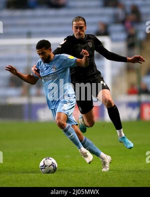 Jake Clarke-Salter de Coventry City (à gauche) et Tom Eaves de Hull City se battent pour le ballon lors du match du championnat Sky Bet à l'arène Coventry Building Society, à Coventry. Date de la photo: Mercredi 16 mars 2022. Banque D'Images