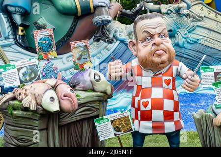 Valence, Espagne. 16th mars 2022. Alberto Chicote del Olmo, chef espagnol, écrivain et présentateur de télévision, vu à un monument satirique dans un Fla à Valence. La fête de Fallas revient à la normale après deux ans de pandémie sans avoir lieu à sa date initiale en mars. (Photo de Xisco Navarro/SOPA Images/Sipa USA) crédit: SIPA USA/Alay Live News Banque D'Images