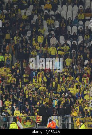 Turin, Italie, le 16th mars 2022. Fans de Villarreal lors du match de l'UEFA Champions League à l'Allianz Stadium de Turin. Le crédit photo devrait se lire: Jonathan Moscrop / Sportimage Banque D'Images