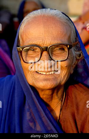 Amelli; Gujarat; inde : 20 septembre; 2009; femme rurale indienne d'Asie du Sud de 95 ans; elle est de bonne humeur et frayeuse Banque D'Images