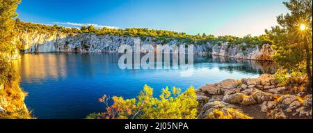 Vue panoramique sur le Zmajevo oko, le lac Dragon's Eye au coucher du soleil. Le village de Rogoznica, une destination touristique populaire sur la côte dalmate d'Adriati Banque D'Images
