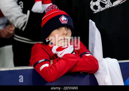 LILLE, FRANCE - 16 MARS : jeune supporter de l'OSC de Lille avant le tournoi de la Ligue des champions de l'UEFA Tour de seize pieds deux matches entre l'OSC de Lille et le FC Chelsea au Stade Pierre Mauroy le 16 mars 2022 à Lille, France (photo de Geert van Erven/Orange Pictures) Banque D'Images