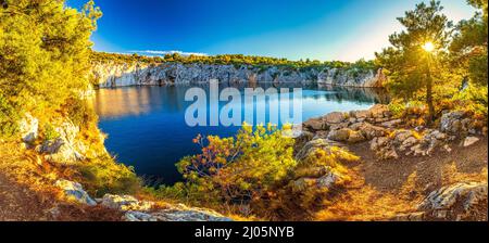 Vue panoramique sur le Zmajevo oko, le lac Dragon's Eye au coucher du soleil. Le village de Rogoznica, une destination touristique populaire sur la côte dalmate d'Adriati Banque D'Images
