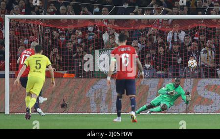 Lille, France, 16th mars 2022. Burak Yilmaz, de Lille, marque le but d'ouverture lors du match de l'UEFA Champions League au Stade Pierre Mauroy, Lille. Crédit photo à lire: Paul Terry / Sportimage crédit: Sportimage / Alay Live News Banque D'Images