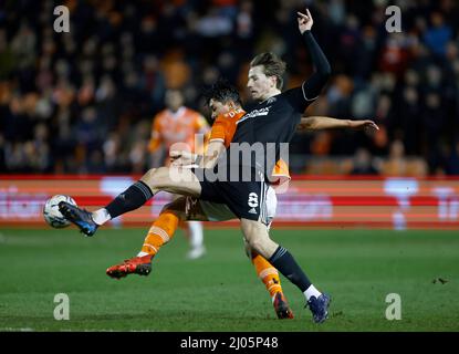 Sander Berge de Sheffield United (à droite) et Kenny Dougall de Blackpool se battent pour le ballon lors du championnat Sky Bet à Bloomfield Road, Blackpool. Date de la photo: Mercredi 16 mars 2022. Banque D'Images