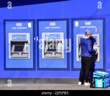 Une personne utilise un guichet automatique ou un guichet automatique de Halifax à Piccadilly, dans le centre de Manchester, au Royaume-Uni Banque D'Images