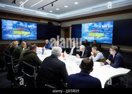 Kiev, Ukraine. 15th mars 2022. Une photo mise à disposition par le service de presse présidentiel montre le président ukrainien VOLODYMYR ZELENSKYY et le Premier ministre DENYS SHMYHAL assistent à la réunion de la délégation avec le Premier ministre tchèque PETR FIALA, le Premier ministre polonais MATEUSZ MORAWIECKI, dirigeant du parti droit et justice (PiS) de Pologne JAROSLAW KACZYNSKI, Et le Premier ministre slovène JANEZ JANSA à Kiev. (Credit image: © Président de l'Ukraine/ZUMA Press Wire Service) Banque D'Images