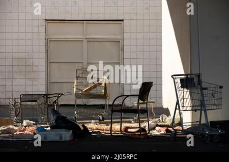 Vue de l'après-midi d'un campement sans abri sous un pont routier à Indio, Californie, Etats-Unis. Banque D'Images