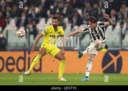 Turin, Italie, le 16th mars 2022. Dusan Vlahovic de Juventus joue le ballon alors que Raul Albiol de Villarreal CF se ferme lors du match de la Ligue des champions de l'UEFA à l'Allianz Stadium, à Turin. Le crédit photo devrait se lire: Jonathan Moscrop / Sportimage Banque D'Images