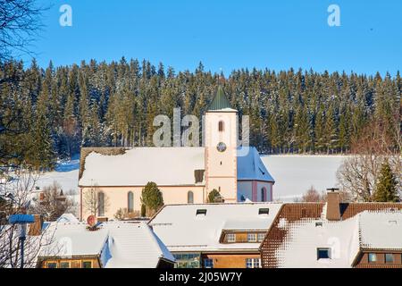 Vue sur l'église baroque de Saint-Jean dans le centre de Breitnau dans la Forêt Noire, Bade-Wurtemberg, Allemagne en hiver Banque D'Images